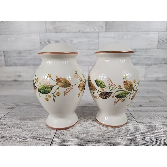 St. Nicholas Square Winter Bouquet Salt & Pepper Shakers Set 4" - Picture 3 of 6